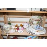 MIXED LOT TO INCLUDE PIGGY BANKS, VARIOUS DECORATED PLATES ETC