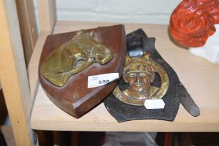 MIXED LOT: HORSE BRASSES AND A BRASS WALL PLAQUE