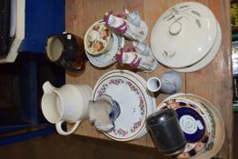 MIXED LOT: VARIOUS DECORATED PLATES, FIGURINES AND OTHER ASSORTED ITEMS