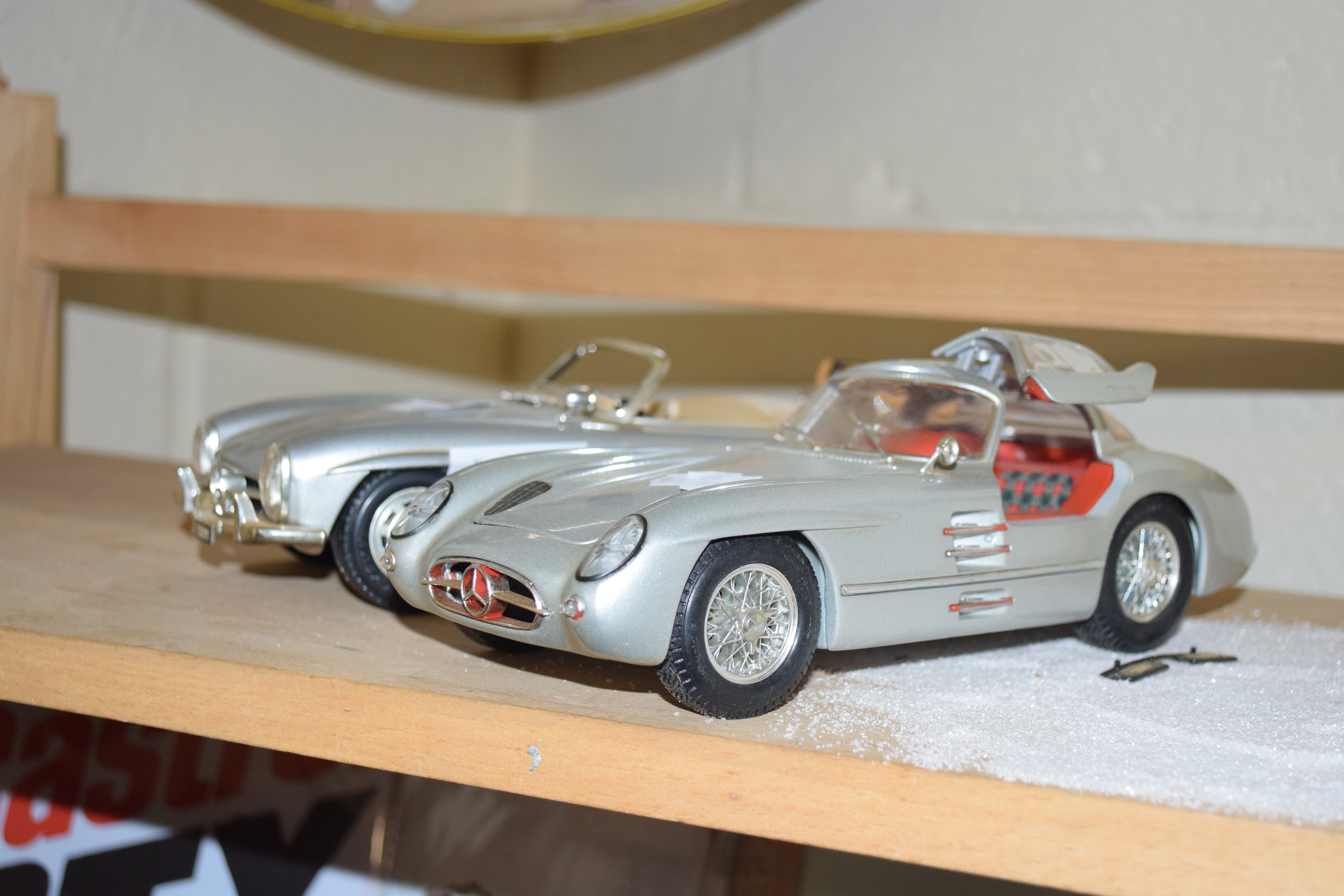 TWO MODEL CARS, MERCEDES BENZ 300 SLR - Bild 2 aus 2