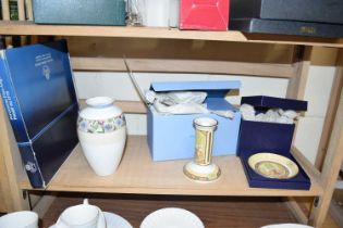 MIXED LOT: MODERN WEDGWOOD VASE, ROYAL WORCESTER VERSILLES CANDLESTICK AND PIN DISH AND A FURTHER