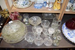 LARGE MIXED LOT: VARIOUS GLASS BOWLS, DRINKING GLASSES, VASES ETC