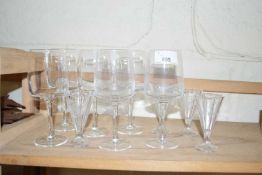 MIXED LOT: VARIOUS DRINKING GLASSES