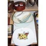 MIXED LOT: DENBY DINNER WARES, BEAFEATER PLATE AND OTHER ITEMS