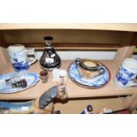MIXED LOT: ASSORTED CERAMICS TO INCLUDE JAPANESE PLATE, VARIOUS DELFT WARES, DOULTON SUGAR BASIN