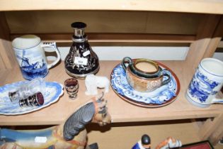 MIXED LOT: ASSORTED CERAMICS TO INCLUDE JAPANESE PLATE, VARIOUS DELFT WARES, DOULTON SUGAR BASIN