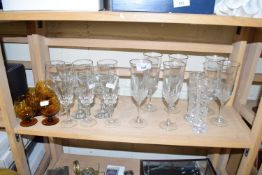 MIXED LOT: VARIOUS ASSORTED DRINKING GLASSES