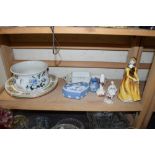 MIXED LOT: VARIOUS CERAMICS TO INCLUDE A COALPORT FIGURINE, WEDGWOOD TRINKET BOX, ROYAL