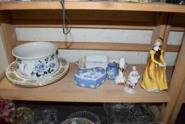 MIXED LOT: VARIOUS CERAMICS TO INCLUDE A COALPORT FIGURINE, WEDGWOOD TRINKET BOX, ROYAL