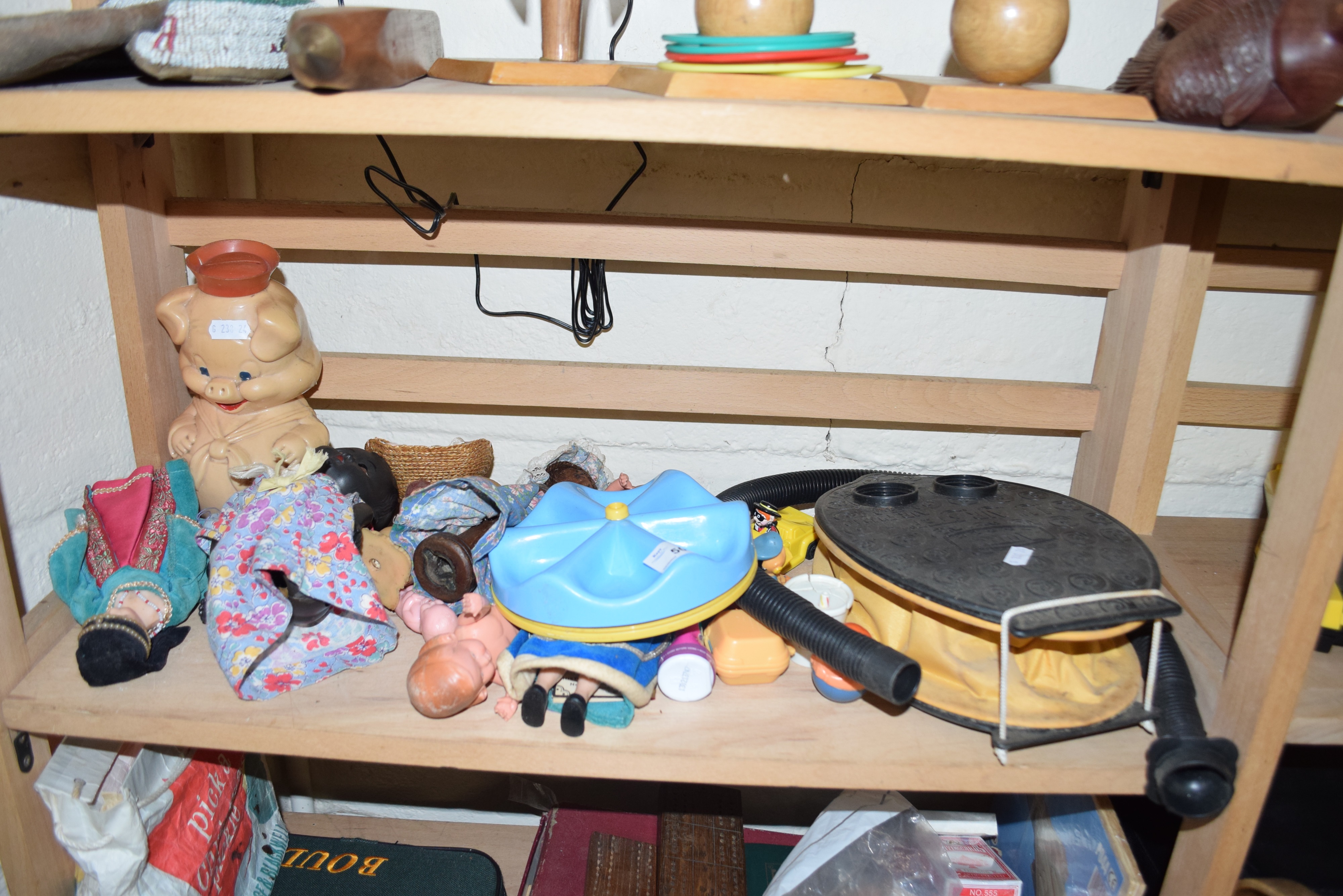 MIXED LOT: VARIOUS ASSORTED 20TH CENTURY DOLLS, FOOT PUMP AND OTHER ITEMS - Image 2 of 2