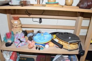 MIXED LOT: VARIOUS ASSORTED 20TH CENTURY DOLLS, FOOT PUMP AND OTHER ITEMS