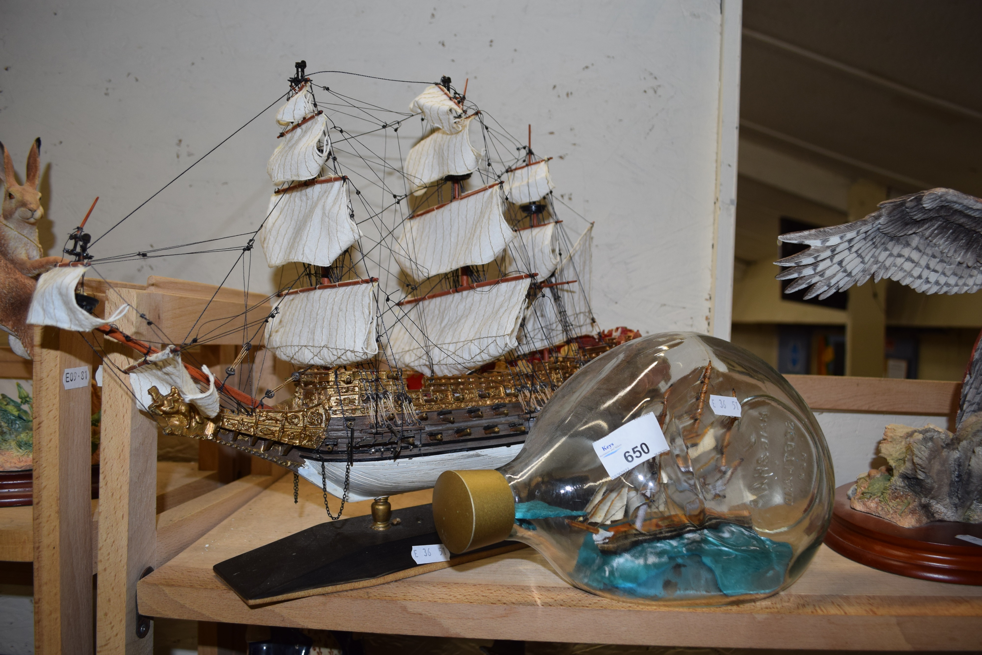 CONTEMPORARY MODEL BOAT, SOVEREIGN OF THE SEAS TOGETHER WITH A MODEL SHIP IN A BOTTLE (2) - Bild 2 aus 2