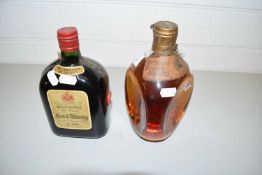 BOTTLE OF BUCHANANS DELUXE SCOTCH WHISKEY TOGETHER WITH A BOTTLE OF HAIG DIMPLE WHISKEY (2)