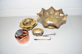 MIXED LOT: VARIOUS ASSORTED BRASS WARES TO INCLUDE A RANGE OF ASHTRAYS, FRILLED RIM BOWL PLUS