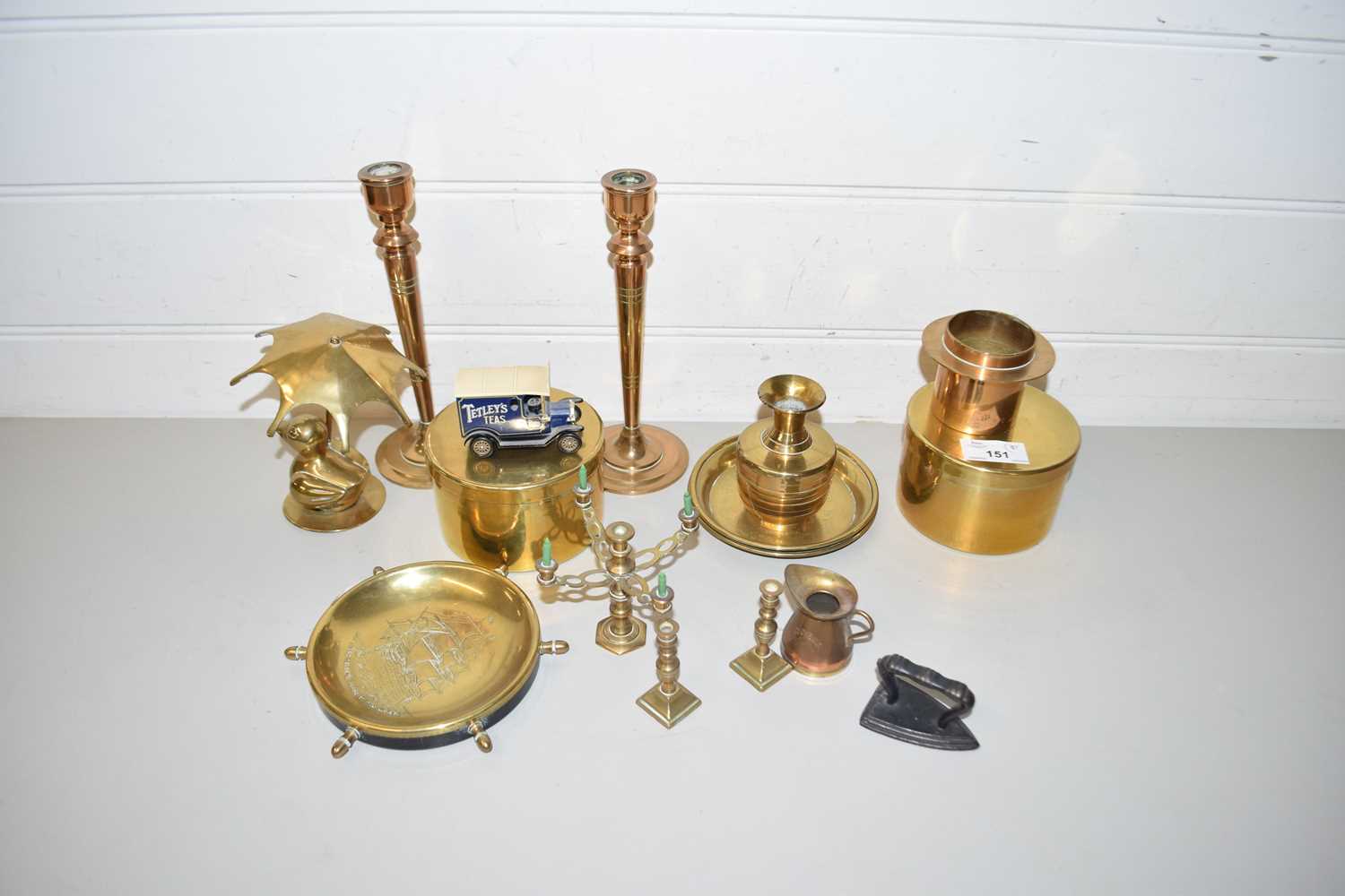 MIXED LOT: VARIOUS BRASS WARES TO INCLUDE CANDLESTICKS, ORNAMENTS ETC