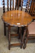 EARLY 20TH CENTURY OAK TABLE ON BARLEY TWIST LEGS