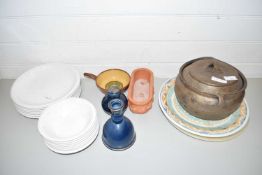 MIXED LOT: VARIOUS DINNER WARES AND OTHER ASSORTED POTTERIES