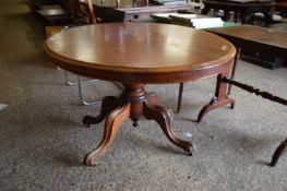 VICTORIAN MAHOGANY OVAL TOPPED LOO TABLE RAISED ON FOUR OUTSWEPT LEGS