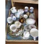 TRAY OF VARIOUS ASSORTED VASES, DECORATED PLATES ETC