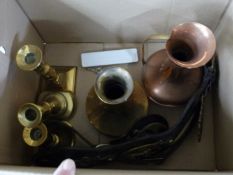 MIXED LOT: BRASS CANDLESTICKS, HORSE BRASSES AND OTHER ITEMS