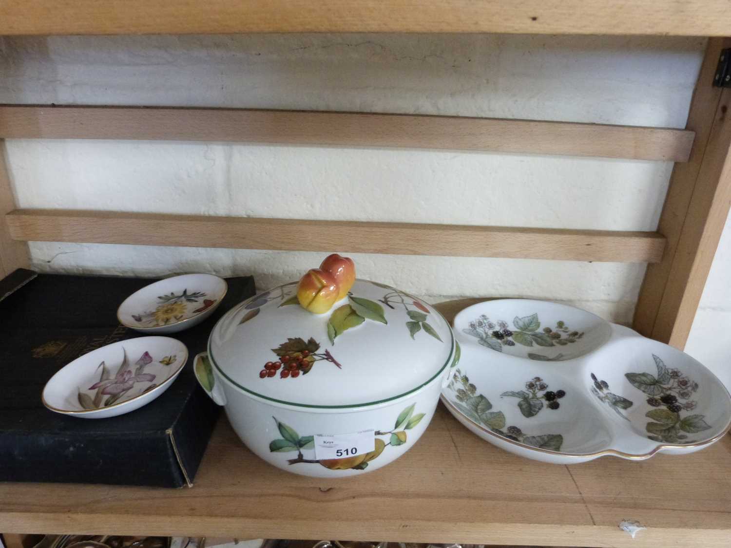 MIXED LOT: ROYAL WORCESTER VEGETABLE DISH, HORS D'OEUVRES DISH AND OTHER ITEMS