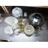 MIXED LOT: VARIOUS ASSORTED GLASS VASES AND OTHER ITEMS