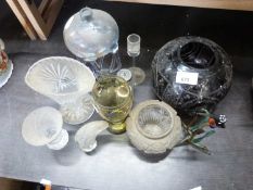 MIXED LOT: VARIOUS ASSORTED GLASS VASES AND OTHER ITEMS