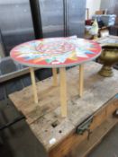 CIRCULAR COFFEE TABLE WITH STAR DECORATED TOP