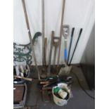 MIXED LOT: VARIOUS ASSORTED GARDEN AND OTHER TOOLS