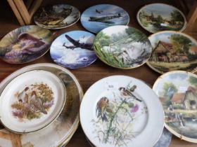 MIXED LOT: VARIOUS DECORATED PLATES AND OTHER ITEMS