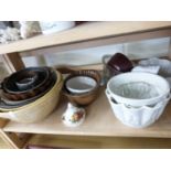 MIXED LOT: JELLY MOULDS AND OTHER ITEMS