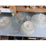 MIXED LOT: VARIOUS ASSORTED GLASS DISHES, BOWLS ETC
