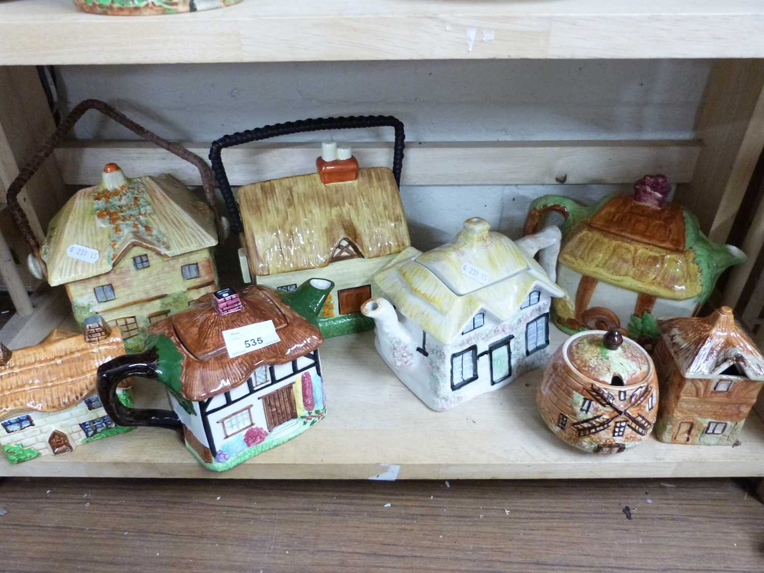 MIXED LOT: COTTAGE WARE FORMED TEAPOTS AND OTHER ITEMS TO INCLUDE PRICE KENSINGTON