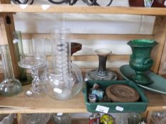 MIXED LOT: VARIOUS GLASS AND CERAMICS TO INCLUDE A RANGE OF VARIOUS VASES, MINIATURE URN AND OTHER