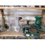 MIXED LOT: VARIOUS GLASS AND CERAMICS TO INCLUDE A RANGE OF VARIOUS VASES, MINIATURE URN AND OTHER