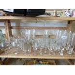 MIXED LOT: VARIOUS ASSORTED DRINKING GLASSES