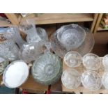 MIXED LOT: VARIOUS ASSORTED GLASS BOWLS, DESSERT DISHES ETC