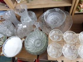 MIXED LOT: VARIOUS ASSORTED GLASS BOWLS, DESSERT DISHES ETC