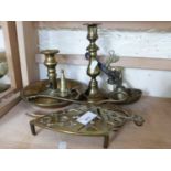 QUANTITY OF VARIOUS BRASS WARES TO INCLUDE TRIVET, CANDLESTICKS ETC