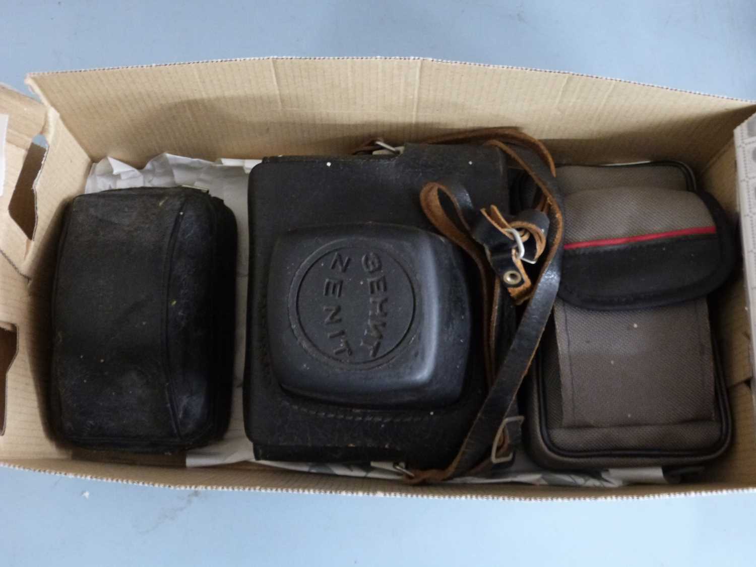 MIXED LOT: VINTAGE CAMERAS TO INCLUDE A ZENIT