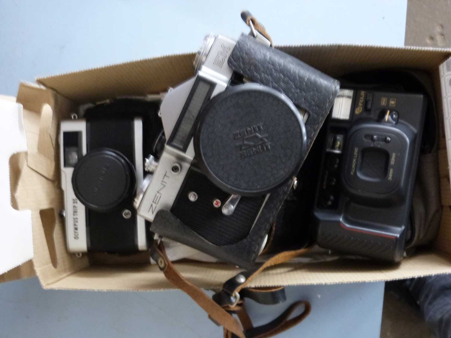 MIXED LOT: VINTAGE CAMERAS TO INCLUDE A ZENIT - Image 2 of 2