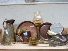 MIXED LOT: VARIOUS ASSORTED COPPER AND BRASS WARES TO INCLUDE TRAYS, JUGS, CANDLE STAND AND OTHER