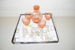 GLASS SPIRIT DECANTER WITH GLASSES TOGETHER WITH A QUANTITY OF VARIOUS DECANTER STOPPERS