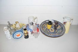 MIXED LOT: VARIOUS DECORATED JUGS, ASSORTED POTTERY, ORNAMENTS AND OTHER ITEMS