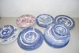 MIXED LOT: VARIOUS BLUE AND WHITE PLATES AND OTHER ITEMS