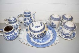 MIXED LOT: VARIOUS BLUE AND WHITE TEA AND TABLE WARES TO INCLUDE A RANGE OF WILLOW PATTERN
