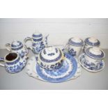 MIXED LOT: VARIOUS BLUE AND WHITE TEA AND TABLE WARES TO INCLUDE A RANGE OF WILLOW PATTERN