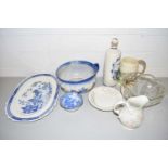MIXED LOT: VARIOUS ASSORTED CERAMICS AND GLASS WARES TO INCLUDE CHAMBER POT, KILANI MUG AND OTHER
