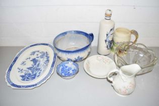 MIXED LOT: VARIOUS ASSORTED CERAMICS AND GLASS WARES TO INCLUDE CHAMBER POT, KILANI MUG AND OTHER