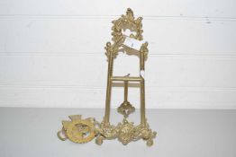 SMALL BRASS TABLE EASEL TOGETHER WITH HORSE BRASSES